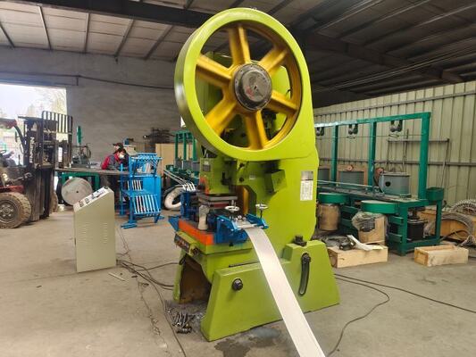 Concertina Razor Barbed Wire Machine / Blade Wire Making Machine